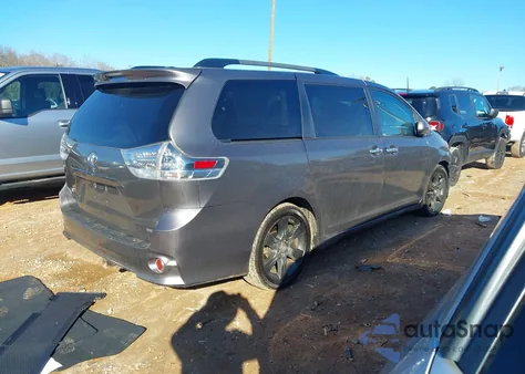 2016 Toyota Sienna Se 8 Passenger z USA, uszkodzony, nr VIN 5TDXK3DC0GS721263